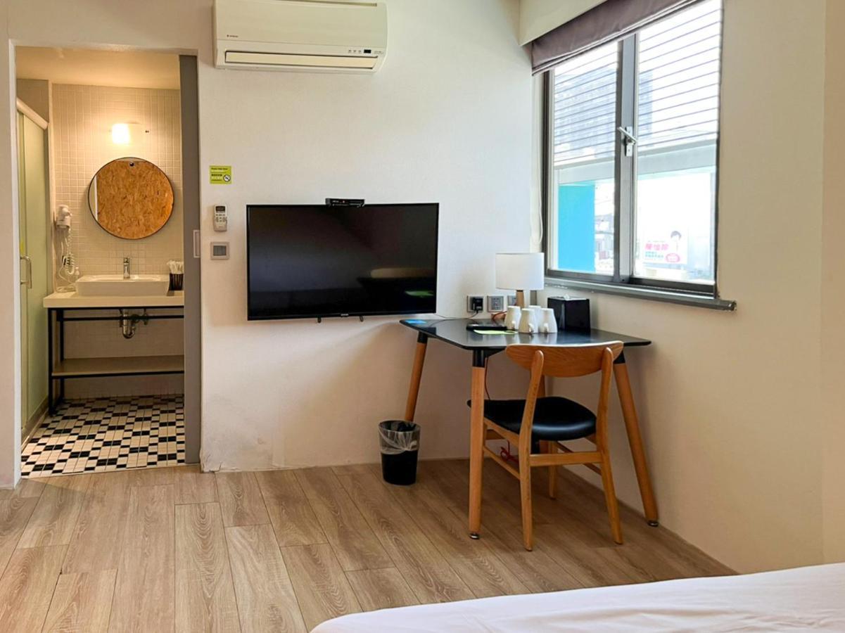 Light Hostel - Tainan Esterno foto