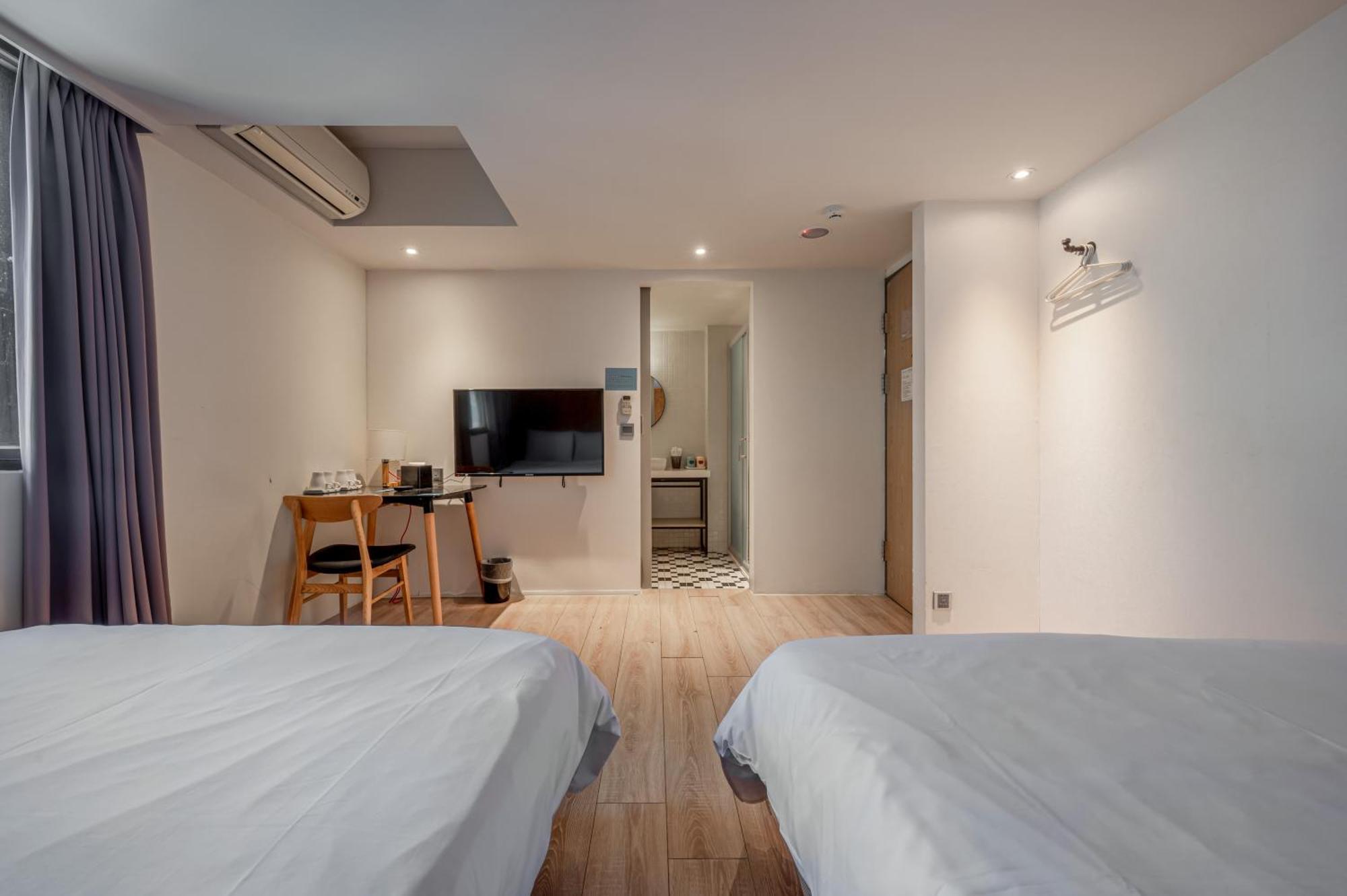 Light Hostel - Tainan Esterno foto